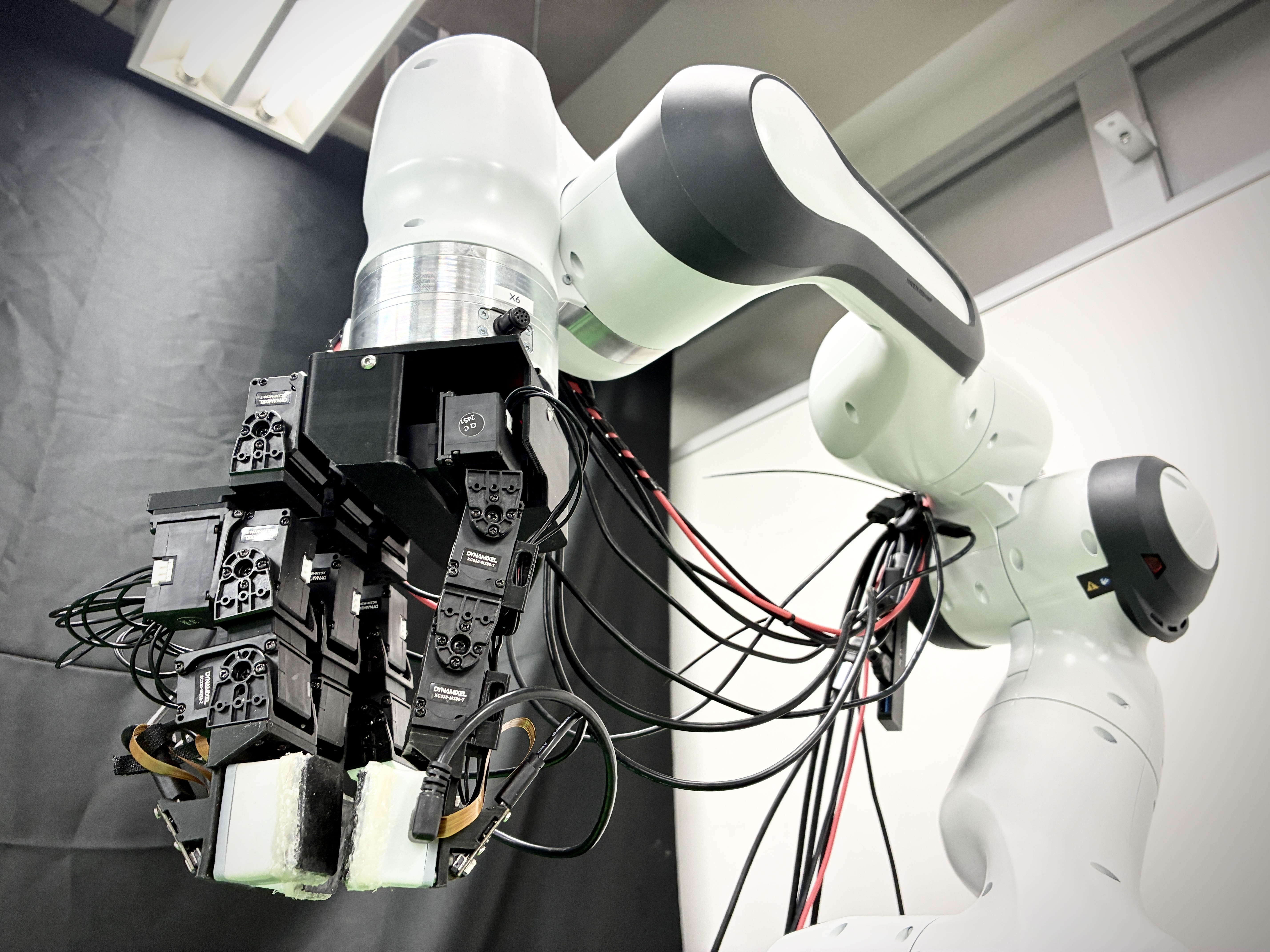 Robot arm in the laboratory 研究室のロボットアームの一機